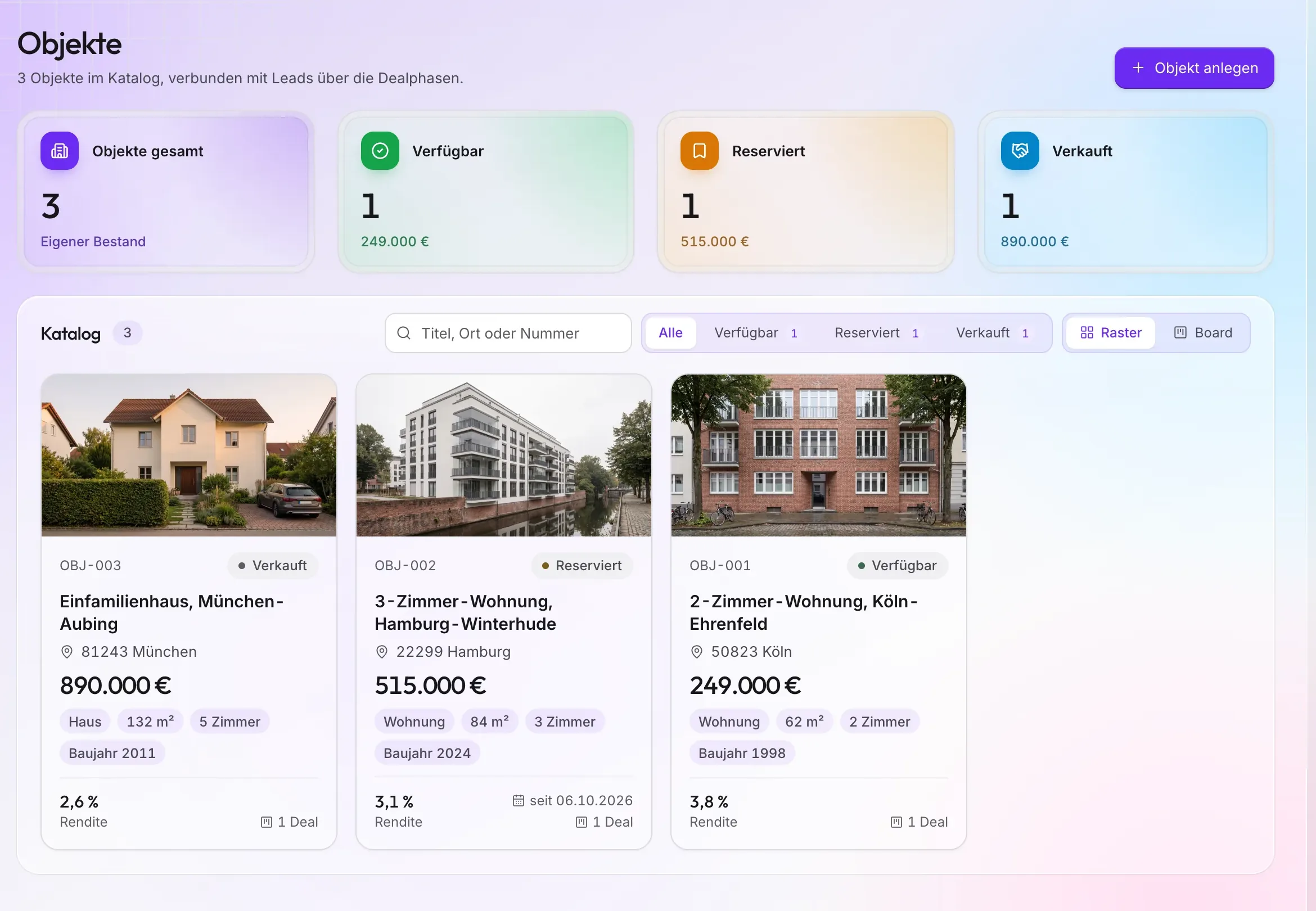Produktkatalog in ClosingHub mit Immobilien: Kennzahlen gesamt, Verfügbar, Reserviert und Verkauft, darunter drei Immobilien, je mit Foto, Nummer, Phase, Kaufpreis, Typ, Fläche, Zimmern, Rendite und Anzahl der Deals